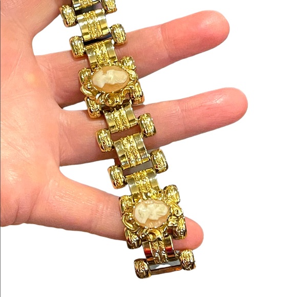 Vintage 1950s Gold shell Cameo Book chain link Fancy bracelet Stunning etching - Picture 2 of 13